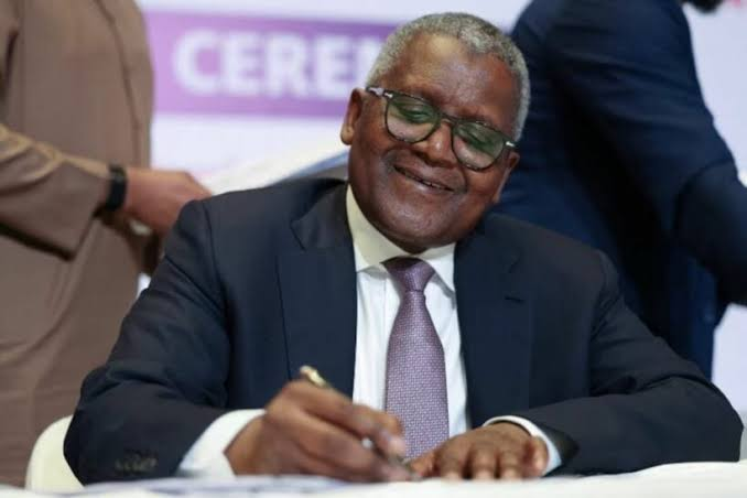 Nigerian retail investors use digital platforms during a major refinery public share offering